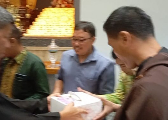Sambut Waisak, Pusdiklat Maha Sasana Kirti Bagikan Bingkisan kepada Guru Agama Buddha di Palembang