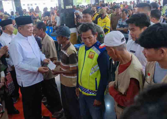 Bupati HM Toha Bagikan Ribuan THR