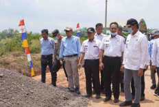 Pj Bupati OKI Cek Perbaikan Jalan yang Manfaatkan Bongkaran Tol