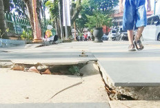 Keramik Trotoar Pejalan Kaki di Pelataran Masjid Agung Palembang Banyak Rusak, Pengunjung Diminta Waspada