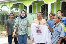 Cak Arlan Pasang Konblok Masjid Almuttaqim