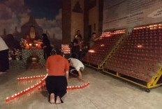 Pujabakti Imlek 2575 di Vihara Dharmakirti Diawali dengan Penyalaan Pelita