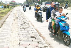 Trotoar Pejalan Kaki Depan Masjid Institut Agama Islam Widya Dharma Soekarno Hatta Rusak