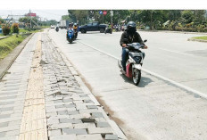 Trotoar Pejalan Kaki Soekarno Hatta Rusak
