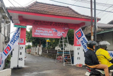 Warga Lorong Sawung Galing Srijaya Percantik Gapura Sambut HUT RI ke-80