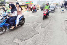Jalan RA Abusama Banyak Berlubang
