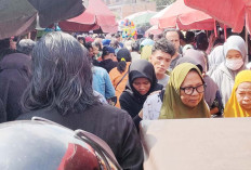 Pasar Sekanak Penuh, Emak-Emak Belanja Untuk Lebaran