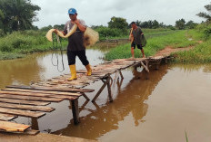 Jembatan Penghubung Dua Jalan Masih Terbuat dari Kayu