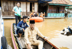 Naik Perahu, Apriyadi Beri Bantuan Korban Banjir Ulak Embacang