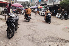 Jalan Belakang Pasar Cinde Banyak Berlubang