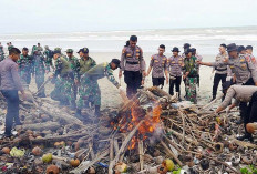 Korem 041/Gamas Gelar Aksi Karya Bakti Bersihkan Pantai Panjang