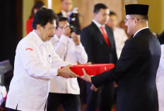 Sekda Sumsel Terima  Duplikat Bendera Pusaka HUT RI Ke-79 dari Kepala BPIP RI