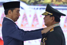 Presiden Jokowi Sematkan Jendral Bintang 4 ke Menhan Prabowo