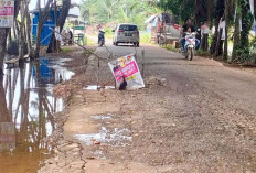 Waspada Jalan Rawan Amblas di Jalan Masjid Az Zikra