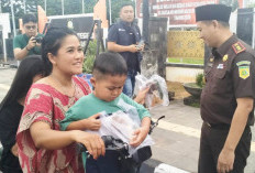 Kejari Muba Berbagi Takjil dan Bantu Pengungsi Banjir 