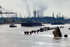 Bangkai Kapal di Sungai Musi