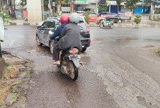 Waspada Musim Hujan Turunan Jalan Srijaya Licin