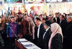 Dekat Dengan Masyarakat, Menteri UMKM Lantik Pejabat Tinggi di Pasar Tanah Abang