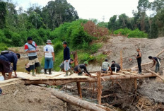 Perangkat Desa Bangun Jembatan Penghubung 