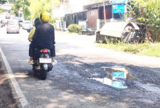 Lubang di Jalan Enim Cukup Besar