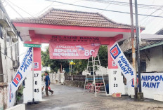 Warga Lorong Sawung Galing Srijaya Percantik Gapura Sambut HUT RI ke-80