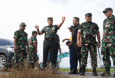 Bersama Petani Desa Pulau Layang, Danrem 044/Gapo Beri Motivasi Wujudkan Pangan Nasional