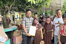 Dukung GNAMR, Bupati Enos Hadir Ambil Rapor Anak