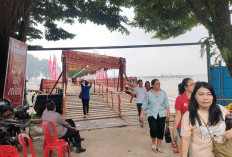 Ponton Jembatan Penyeberangan Terpasang di Pulau Kemaro 