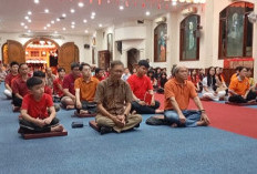 Hujan Deras Tak Surutkan Kekhusyukan Umat Buddha Palembang Rayakan Malam Imlek 2577