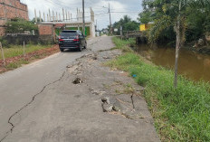Jalan di Lorong Permata Lubuk Bakung Nyaris Amblas 