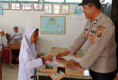 Polsek Sungai Keruh Polres Muba Laksanakan Pembagian Susu Gratis kepada anak-anak