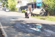 Lubang Jalannya Di Tambal Sulam dengan Batu Pecahan Bagunan