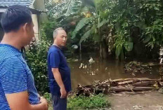 Jalan Kaki, Apriyadi Sambangi Warga Terdampak Banjir