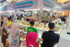 Keseruan Emak-Emak Berburu Kue Untuk Lebaran