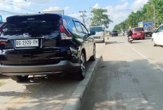 Trotoar Soekarno Hatta Jadi Parkir Mobil