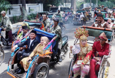 100 Pasutri Nikah Masal Naik Becak