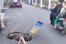 Pasang Ranting Bambu Lubang Besar di Jalan Aman Srijaya