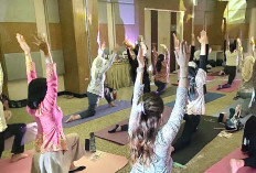 Gaya Hidup Sehat Berbalut Budaya, Yoga Berkebaya Ramaikan Kartini Wellness Day