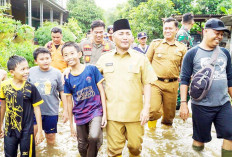 Usai Ngantor, Apriyadi Sambangi Warga Terkena Banjir