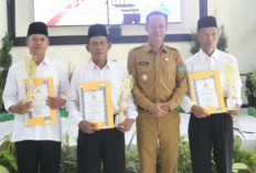 Serahkan Penghargaan Juara Lomba Satkamling