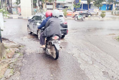 Waspada Musim Hujan Turunan Jalan Srijaya Licin