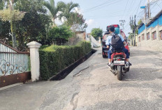 Tanjakan di jalan Letnan Murod Ujung Banyak Lubang