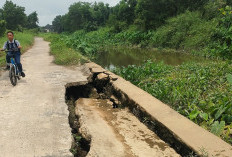 Jalan Rusak Parah Nyaris Putus