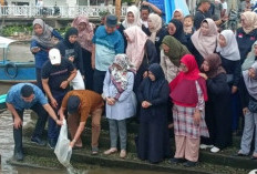 Pemkot dan Pelaku UMKM Tebar Benih Ikan di Sungai Musi