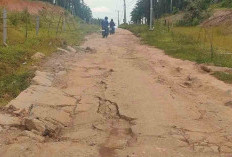 Warga Keluhkan Jalan Rusak Tak Kunjung Diperbaiki 
