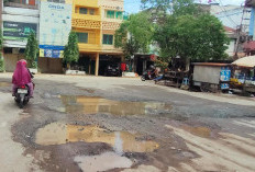 Jalan Rusak Tak Kunjung Diperbaiki