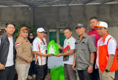 Anggota DPRD Sumsel Muhammad Toha dan Anggota DPRD Palembang Fraksi PKS Syaiful Padli Bantu Korban Kebakaran d