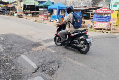 Lubang Panjang Mirip Polisi Tidur di Jalan Letnan Murod