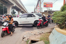 Lubang di Turunan Jalan Srijaya KM 5 Telah Ditambal