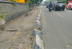 Trotoar pejalan Kaki Demang Lebar Daun Banyak Rusak